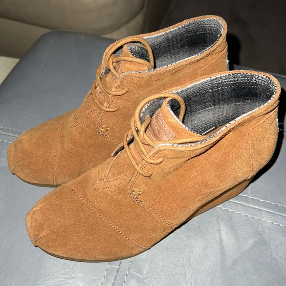 Tom’s Suede Booties - Picture 1 of 1